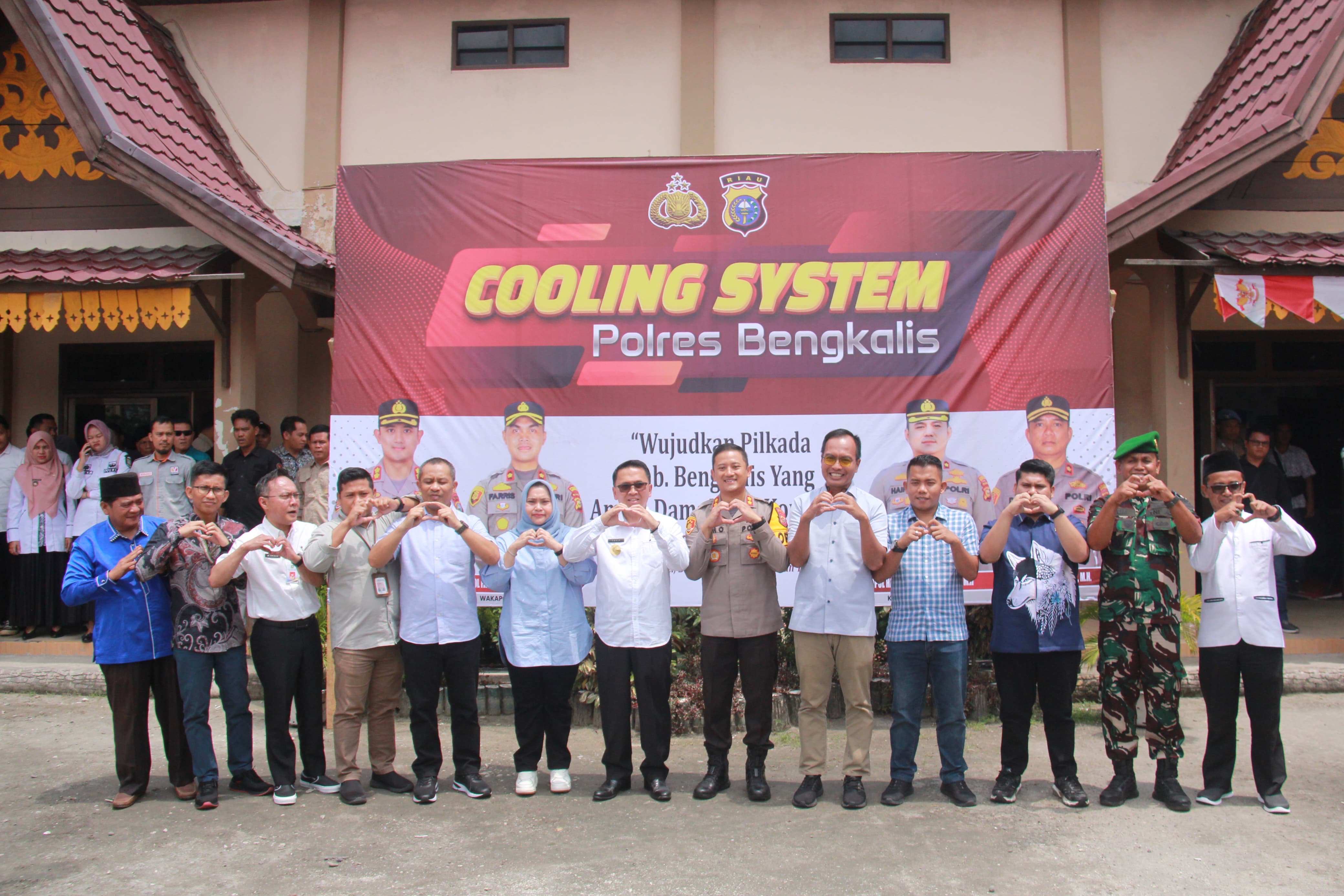 Kapolres Bengkalis AKBP Setyo Bimo Anggoro memperkarasai Pilkada serentak 2024 damai di Kabupaten Bengkalis bersama PJs Bupati Bengkalis Aula Bathin Betuah di Kantor Camat Mandau pekan lalu.
