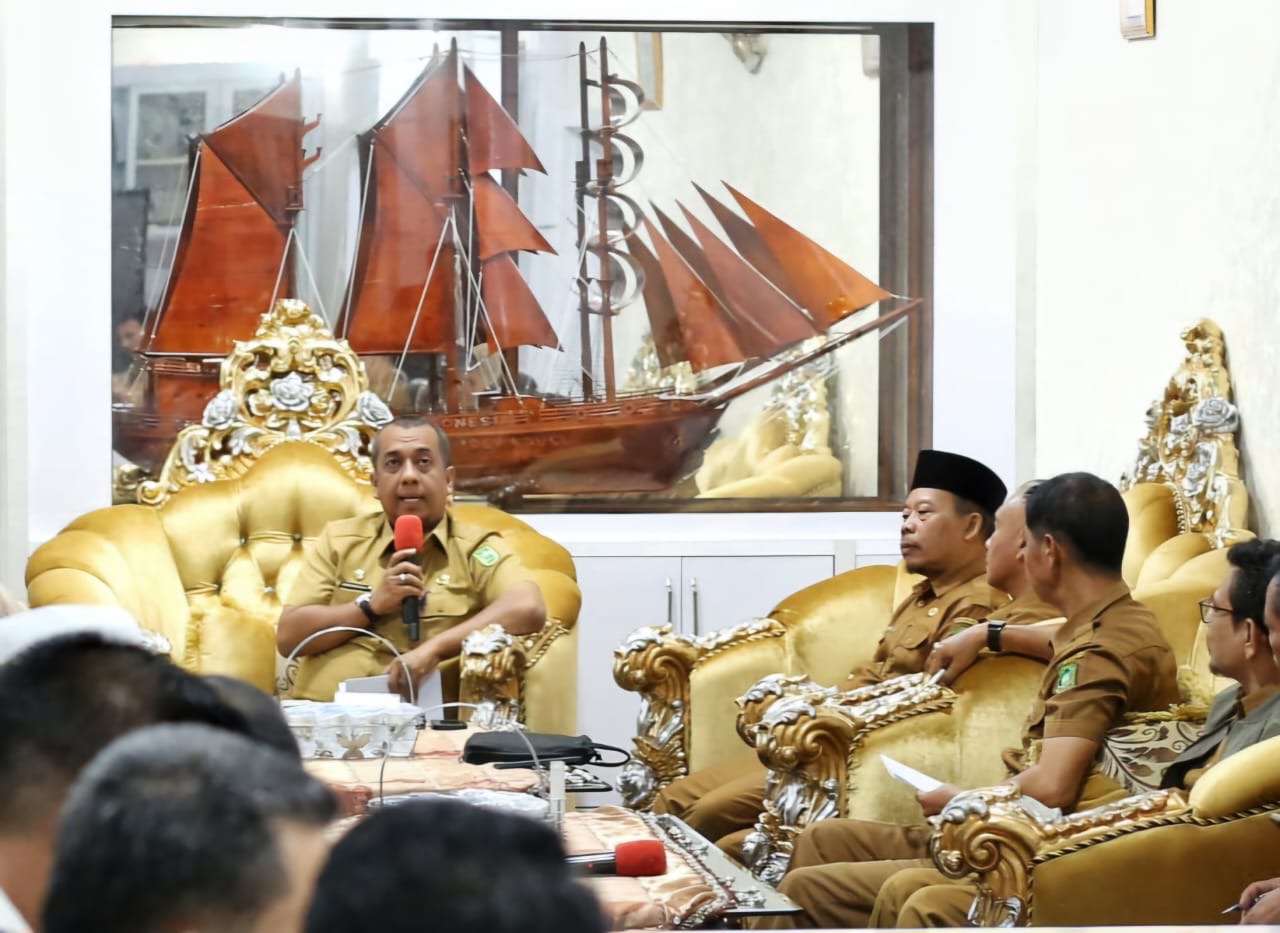 Pejabat Sementara (PJs ) Bupati Kabupaten Kepulauan Meranti Roni Rakhmat menggelar rapat bersama kepala OPD di Rumah Dinas Jl Dorak, Kecamatan Tebingtinggi, Senin (30/9/2024).