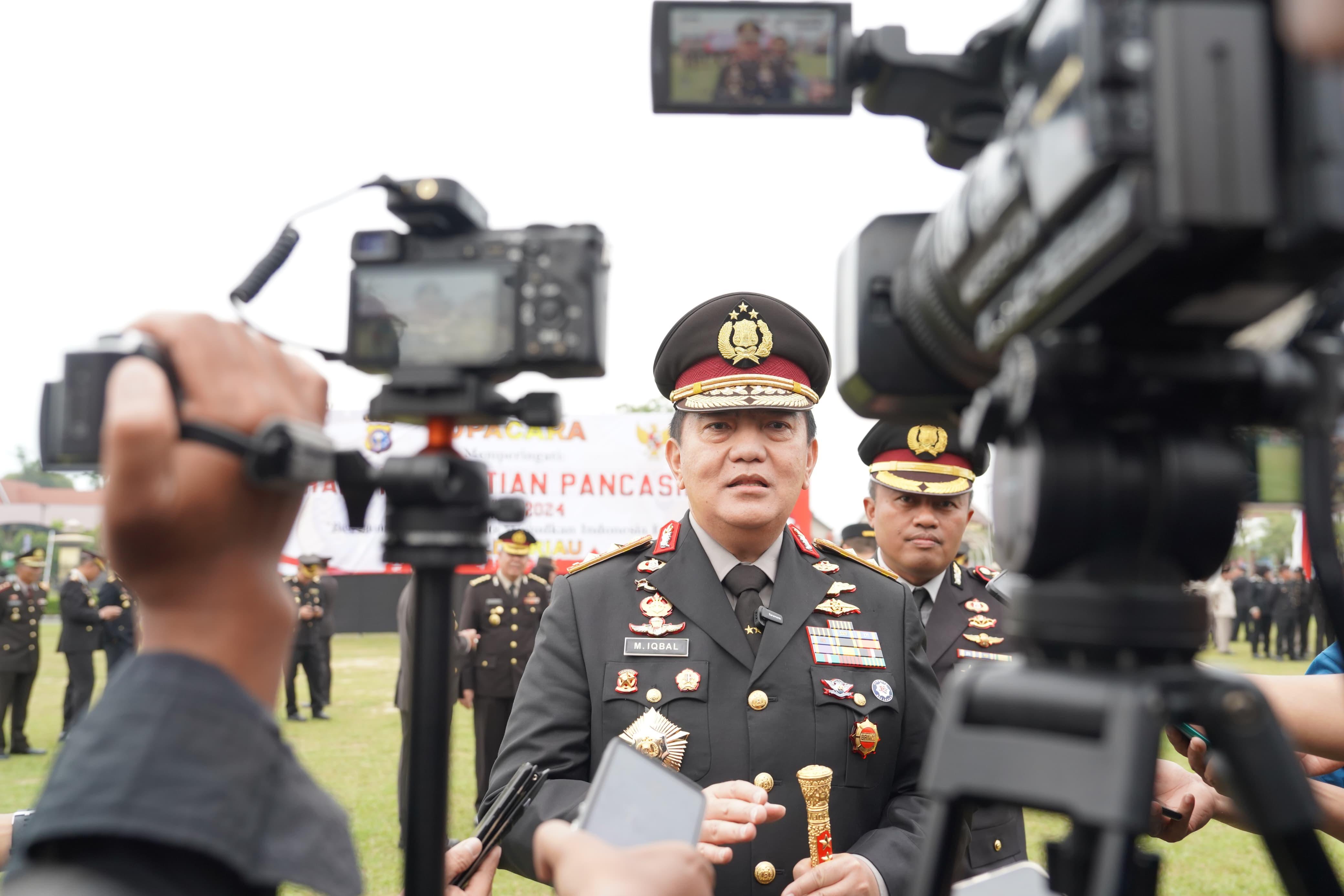 Kapolda Riau Irjen Pol Mohammad Iqbal didampingi Kabid Humas Polda Riau Kombes Pol Anom Karibianto dalam sebuah wawancara usai upacara peringatan Hari Kesaktian Pancasila di Mapolda Riau.