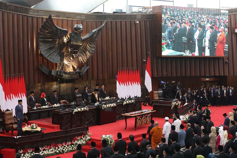 Anggota DPR RI dan DPD RI masa bakti 2024-2029 saat diambil sumpah di Gedung Nusantara, Kompleks Parlemen, Senayan, Jakarta, Selasa (1/10/2024).