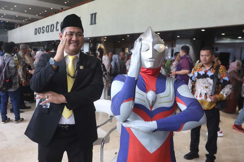 Anggota DPR masa bakti 2024-2029 Jamaludin Malik berpose dengan maskot kampanyenya Ultraman usai pelantikan di Kompleks Parlemen, Senayan, Jakarta, Selasa (1/10/2024)