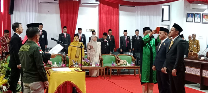 Wakil Ketua Pengadilan Negeri Teluk Kuantan Ferdi SH mengambil sumpah jabatan ketua dan wakil ketua DPRD Kuansing 2024-2029, Rabu (2/10/2024) di Gedung DPRD Kuansing.
