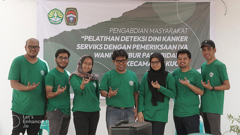 Ketua Pengabdian Masyarakat FK Unri dr Renardy Reza Razali SpOG (tengah) foto bersama tim saat melakukan pelatihan di Kabupaten Kampar, Jumat (27/9/2024).