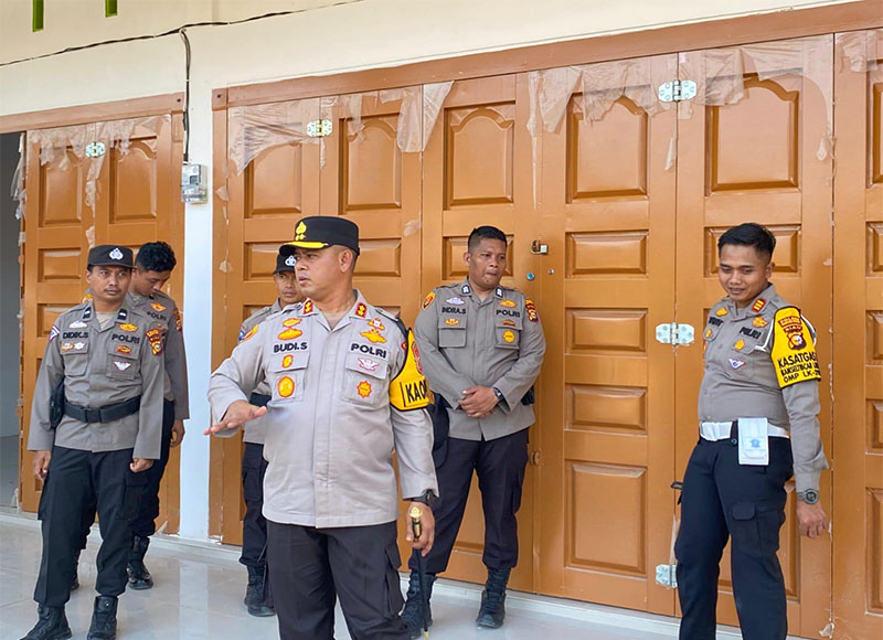 Kapolres Rohul AKBP Budi Setiyono SIK MH didampingi Kasat Lantas AKP Tatit Rizkyan SIK mengecek logistik di gudang KPU Rohul, Selasa (1/10/2024) petang.
