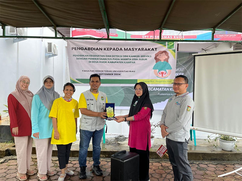 Ketua Tim Pengabdian Masyarakat FK Unri dr Jojor Sihotang SpOG bersama dr Febriani SpOG, dr Sri Wahyu Maryuni SpOG, dr Wiwin Suhandri SpOG foto bersama Kapus Kuok dr Rita Anggraini
