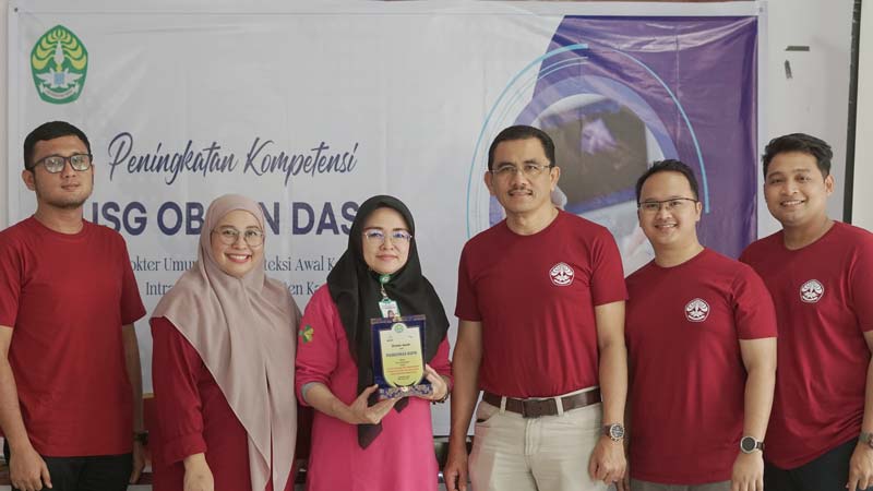 Ketua Tim Pengabdian Masyarakat  Dr dr Donel S SpOG Subsp KFm (tiga kanan) beserta tim dokter lainnya foto bersama Kepala Puskesmas Kuok  dr Rita Anggraini (tiga kiri) saat melakukan pengabdian