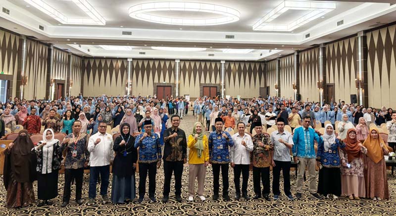 Para pimpinan dan peserta foto bersama usai pembukaan grand launching Wirausaha Merdeka Unri di Hotel Pangeran, Pekanbaru, Selasa (1/10/2024).