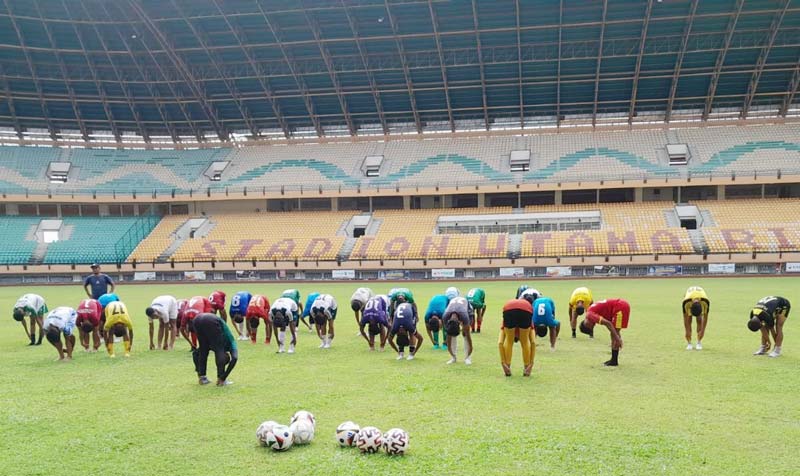Pemain sepakbola Riau melakukan peregangan saat seleksi Pra-Popnas di Stadion Utama Riau, baru-baru ini.