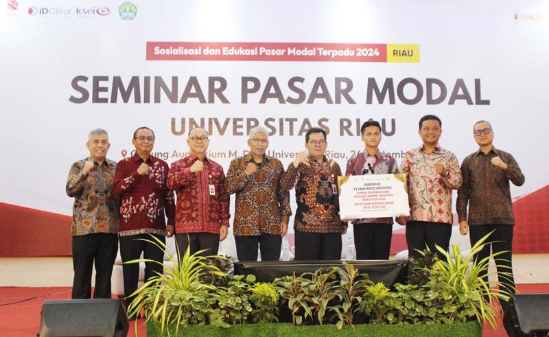 Pihak OJK foto bersama usai penyelenggaraan seminar pasar modal bertajuk &ldquo;Sosialisasi Edukasi Pasar Modal Terpadu (SEPMT)&rdquo; di Universitas Riau, belum lama ini.