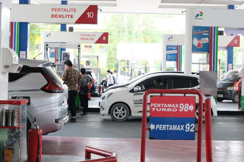 Sejumlah kendaraan antre mengisi bahan bakar minyak (BBM) di sebuah SPBU Pertamina, beberapa waktu lalu.