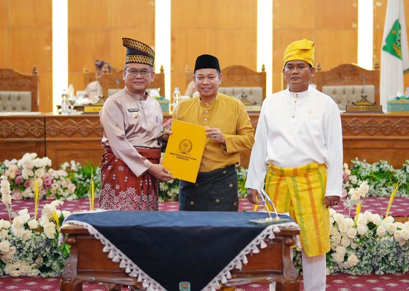 Ketua DPRD Siak Indra Gunawan bersama Wakil Ketua II DPRD Siak Laiskar Jaya dan Pjs Bupati Siak Indra Purnama memimpin paripurna