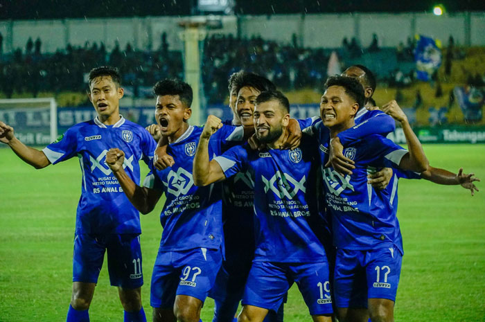 Pemain PSPS Pekanbaru merayakan kemenagan usai membobol gawang Dejan FC 2-0.