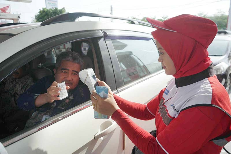Petugas memindai barcode pembeli BBM bersubsidi di Stasiun Pengisian Bahan Bakar Umum Jalan Soekarno/Hatta, Pekanbaru, Rabu (2/10/2024).