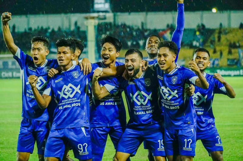 Pemain PSPS Pekanbaru melakukan selebrasi usai mencetak go ke gawang Dejan FC dalam pertandingan di Stadion Kaharuddin Nasution Rumbai, Pekanbaru, Rabu (2/10/2024).