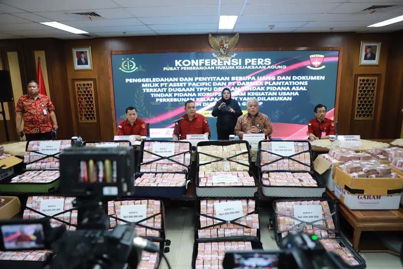 Direktorat Penyidikan Jaksa Agung Muda Bidang Tindak Pidana Khusus Kejaksaan Agung  RI memperlihatkan hasil sitaan barang bukti dugaan TPPU dan korupsi dari perusahaan PT Duta Palma Group