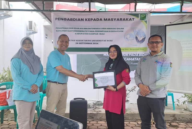 Dosen Fakultas Kedokteran Unri sekaligus ketua pelaksana dr Edy Fakhrizal SpOG Subsp Urogin-Re (dua kiri) didampingi dr Sri Wahyu Maryuni SpOG saat melakukan kegiatan pengabdian kepada masyarakat