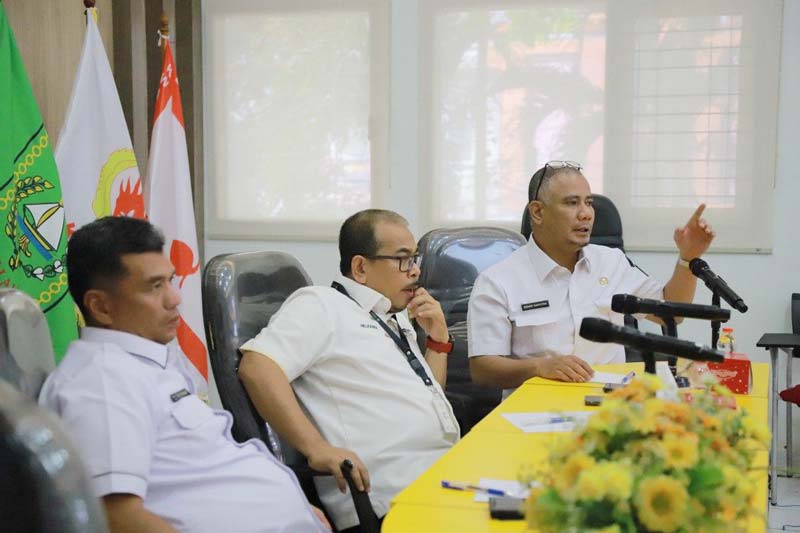 Ketua Tim Pengembangan dan Kemitraan Sarana Prasarana Dispora Riau  memberi penjelasan saat mendampingi Plh Kadispora Riau dan Kabid Sarana Prasarana dan Kemitraan