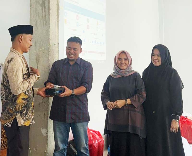 Tim PKM UHTP saat menyerahkan alat IoT berbasis web kepada Panti Asuhan Ar-Rahim Kota Pekanbaru, baru-baru ini.