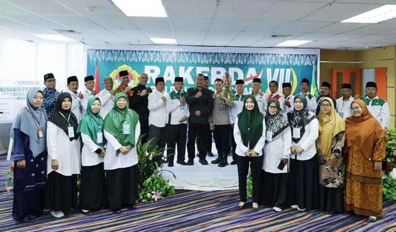 Kepala Kesbangpol  Kota Pekanbaru, Ketua DPD LDII Pekanbaru, Dewan Pembina LDII, Ketua PC dan PAC LDII se-Pekanbaru foto bersama undangan lainnya saat pelaksanaan Rakerda VII di Graha Pena Riau
