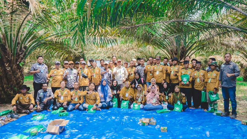 Para petani mitra PTPN IV Regional III berfoto bersama usai mengikuti pelatihan sertifikasi RSPO di Rokan Hulu, Rabu (2/10/2024).