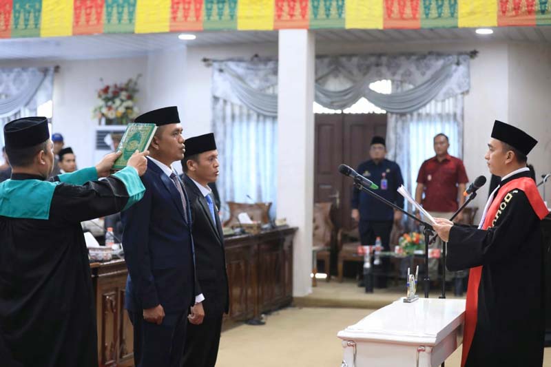 Dua Wakil Ketua DPRD Rohul yakni  Nono Patria Pratama (kiri) dan Porkot Lubis mengucapkan sumpah/janji pimpinan DPRD Rohul masa jabatan 2024-2029 dipandu Ketua PN Pasirpengaraian Rony Suata