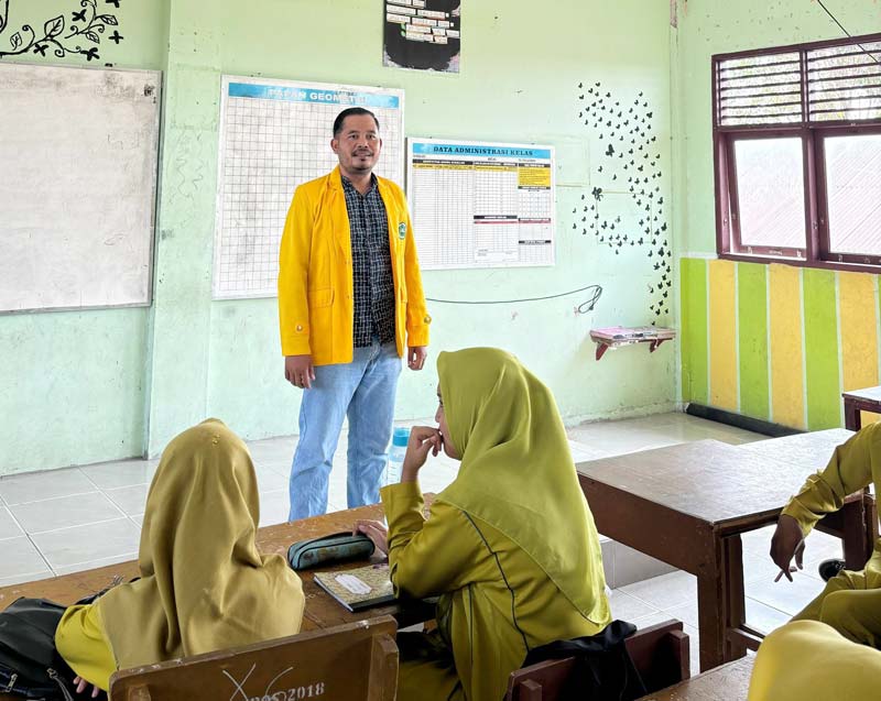 Mahasiswa semester 7 Unilak, Abdul Rahman sedang memimpin diskusi di depan kelas,  belum lama ini.