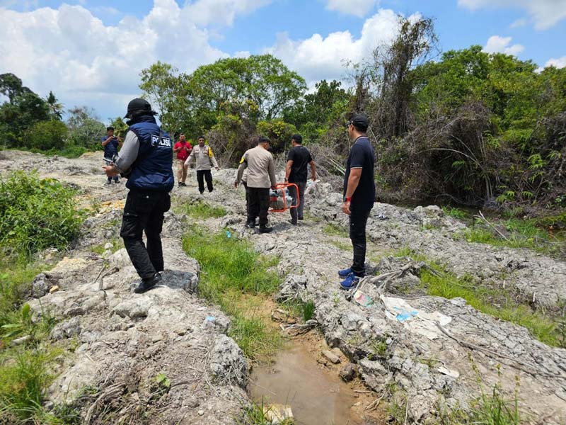 Unit Reskrim Polres Kuansing turun ke lokasi penambangan emas ilegal untuk melakukan pengecekan di Desa Koto Taluk, Kecamatan Kuantan Tengah, Rabu (2/10/2024).
