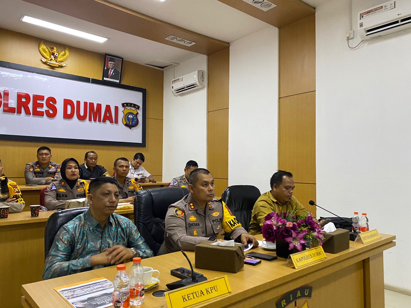 Kapolres Dumai, AKBP Dhovan Oktavianton didampingi Ketua KPU Dumai Zulfan dan Ketua Bawaslu Kota Dumai Agustri, Rabu (2/10/2024) mengikuti Vicon Anev Ops Mantap Praja Lancang Kuning Tahun 2024.