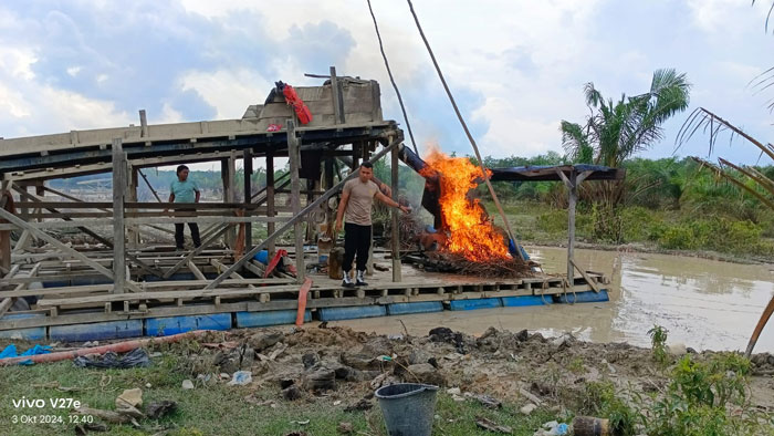 Personel Polsek Benai Kamis (3/10/2024) melakukan operasi penertiban penambangan emas illegal di Desa Gunung Kesiangan Kecamatan Benai.