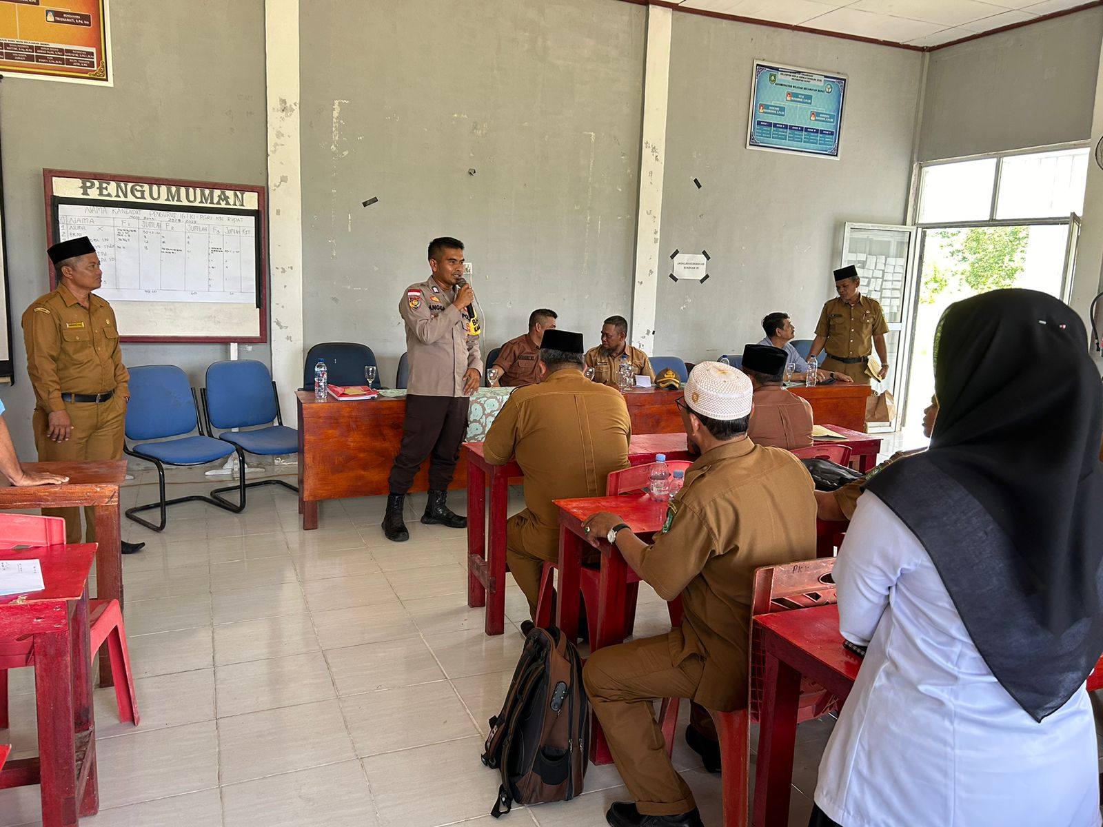 Guna menciptakan Pilkada serentak 2024 aman dan sukses,  Bhabinkamtibmas Kelurahan Batu Panjang Bripka Angga Bayu menggelar pertemuan bersama forkopimcam di Gedung Korwil Pendidikan Kecamatan Rupat.