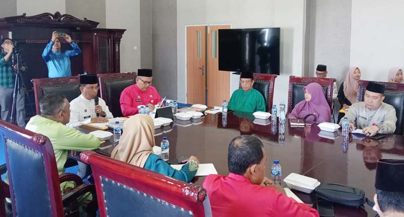 Sekretaris Daerah Kabupaten Rokan Hilir, Fauzi Efrizal, memimpin rapat persiapan menyambut Hari Jadi ke-25 Rohil di Bagansiapiapi, Kamis (3/10/2024).