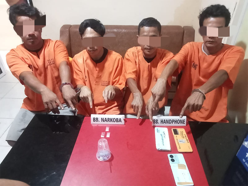 Jajaran Satnarkoba Polres Kampar meringkus empat pelaku yang sedang pesta narkoba jenis sabu di rumah kosong di Dusun II Nusa Indah, Desa Pulau Jambu, Kecamatan Kampar.