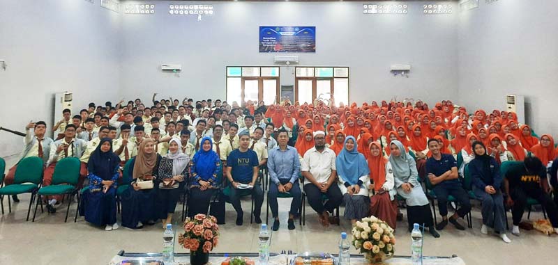 Guru dan siswa MAN 2 Pekanbaru foto bersama dengan perwakilan Nangyang Teknological Univercity (NTU) di MAN 2 Pekanbaru, Selasa (1/10/2024).