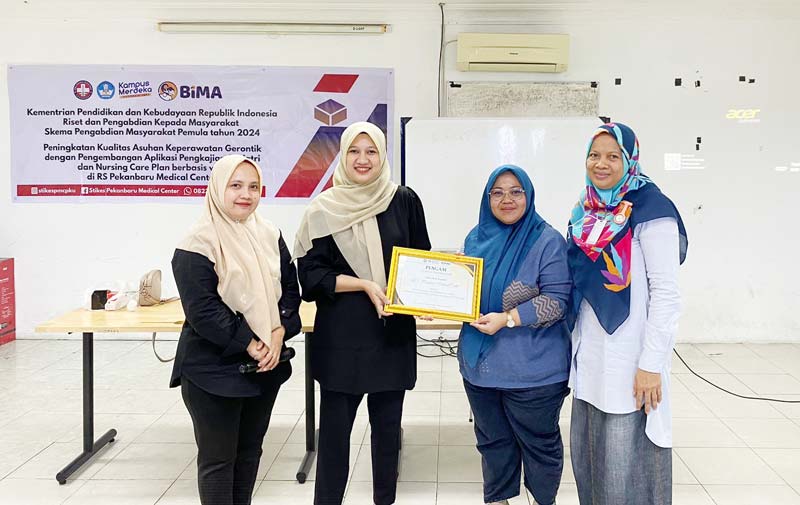 Kaprodi Keperawatan dan Profesi Ners STIkes PMC Awaliyah Ulfa Ayudytha Ezdha MARS (dua kiri) menyerahkan penghargaan ucapan terima kasih kepada dr Fitri Hayati mewakili Direktur RS PMC, baru-baru ini.