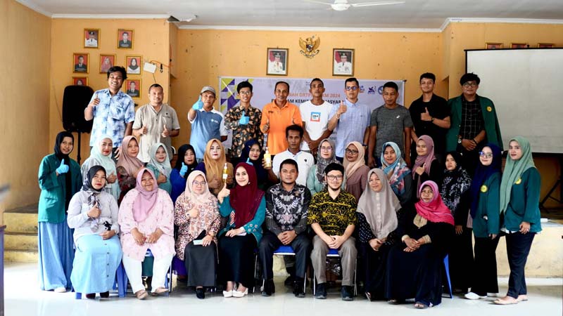 Ketua Tim Pelaksana Pengabdian kepada Masyarakat (PKM) Fitri Ayu Nofirda SE BBA (Hons) MSc didampingi Rahmawati Hilma SSi MSi dan ohan Faladhin MIKom foto bersama Kelompok Tani Sakinah Mardanis