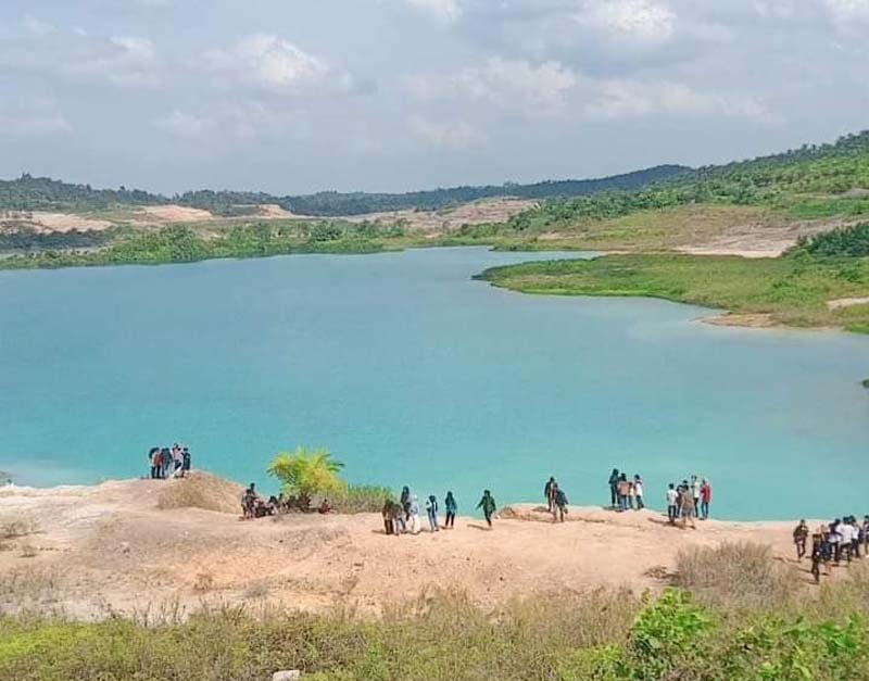 Lokasi Danau Biru di Desa Pangkalan, Kecamatan Pucuk Rantau ramai dikunjungi masyarakat, baru-baru ini.