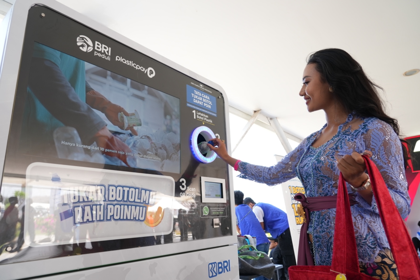 Unit Reverse Vending Machine (RVM) untuk daur ulang botol plastik BRI dalam program Tukar Botolmu Raih Poinmu.