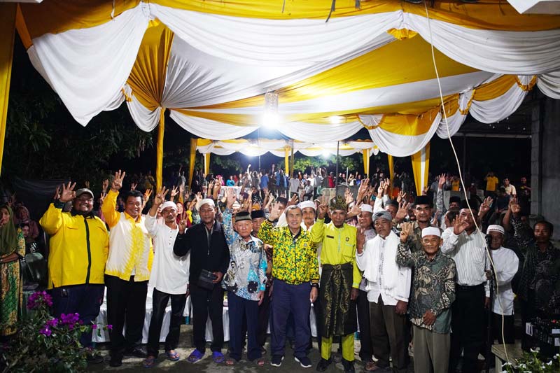 Calon Gubernur Riau nomor urut 3 Syamsuar saat menemui warga di Rokan Hilir, Rabu (2/10/2024) malam.