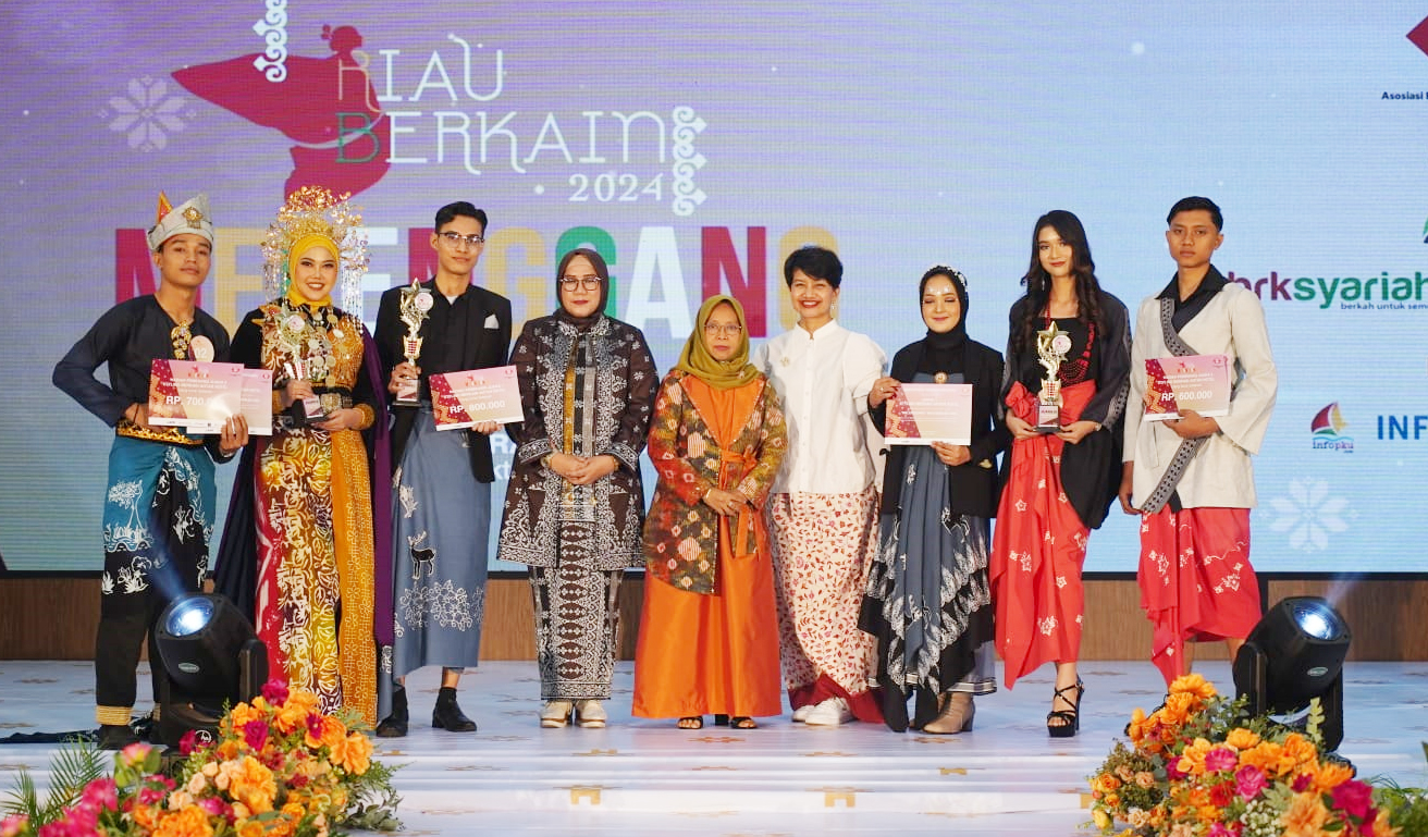 Para pemenang Lomba Berkain antar karyawan hotel pada Riau Berkain yang digelar oleh BPD API Riau, didukung APR, dengan mengusung semangat lebih besar dalam mempromosikan wastra dan desain lokal karya