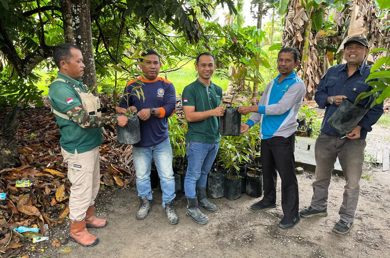 Serah terima pohon buah durian dan mangga dari manajemen PT KTU kepada Dinas Pertanian Kabupaten Siak, beberapa&nbsp;hari&nbsp;lalu.