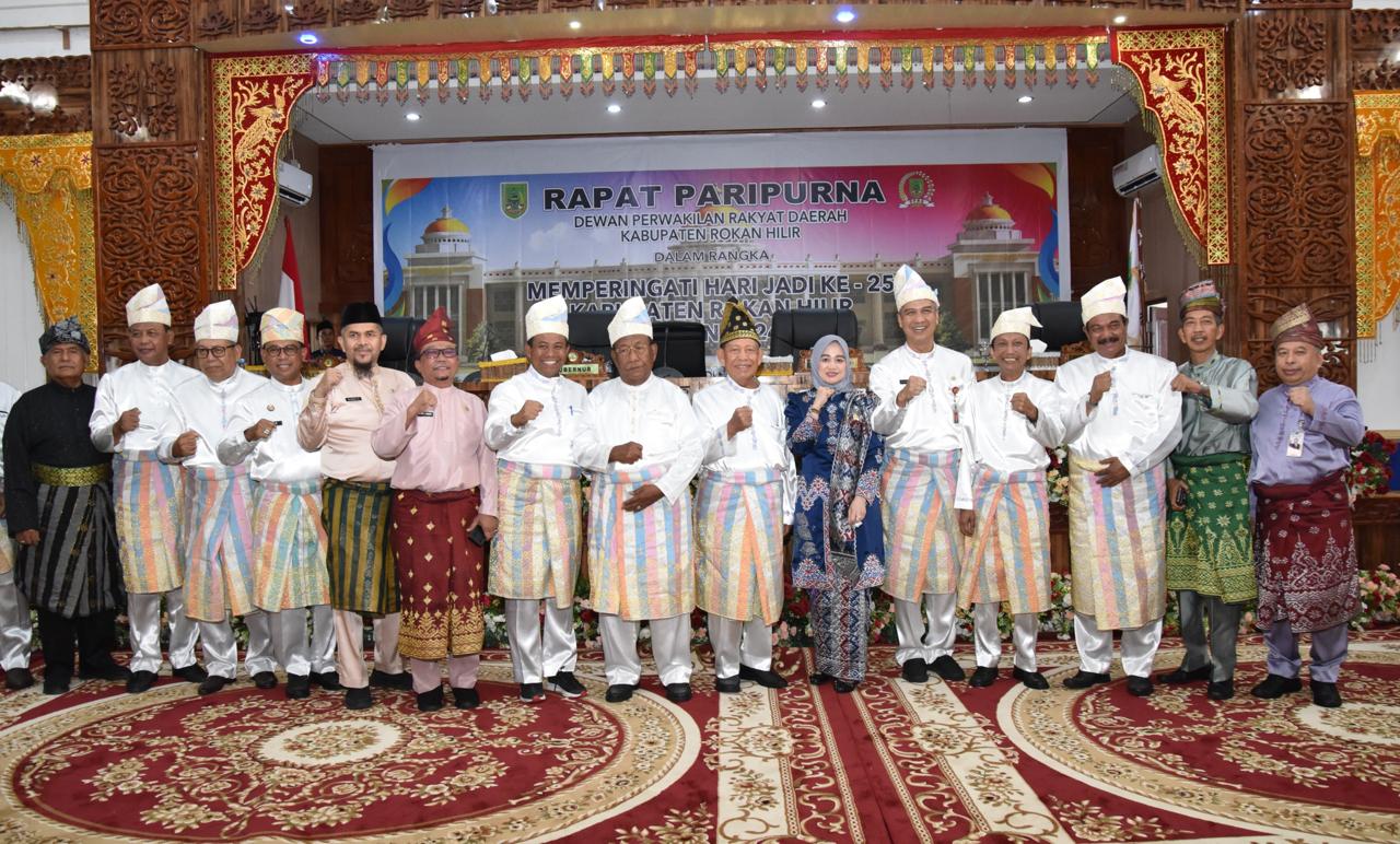 Rapat paripurna istimewa memperingati hari jadi ke 25 Tahun bertempat di kantor DPRD Rohil, Bagansiapiapi, Jumat (4/10/2024).