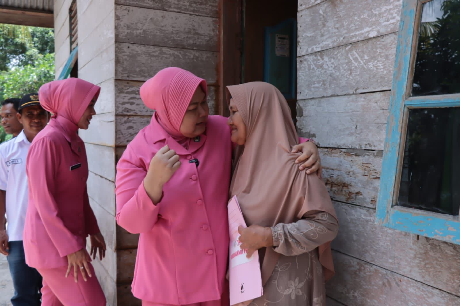 Ketua Bhayangkari Cabang Kampar Ayu Ronald Sumaja memeluk orang tua dari Gabrela Dewi Zulfiyanti saat berkunjung ke kediamannya di Dusun II Desa Lubuk Sakat, Kecamatan Perhentian Raja, Jumat (4/10/202