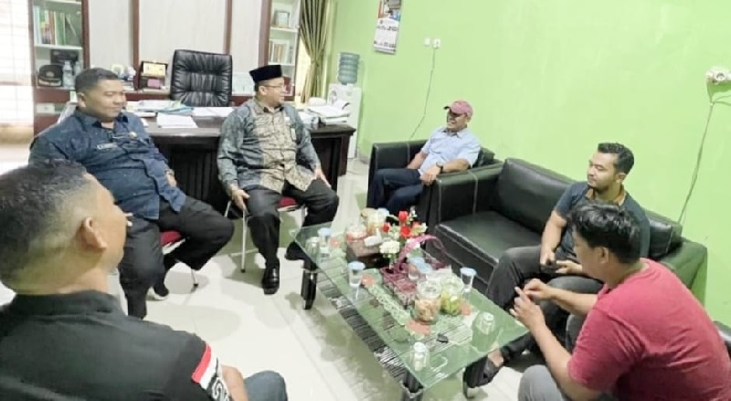Pengurus MUI dan FKUB Kabupaten Kuansing saat berbincang dengan Dit Intelkam Polda Riau di Kantor Kemenag Kuansing di Telukkuantan, baru-baru ini.