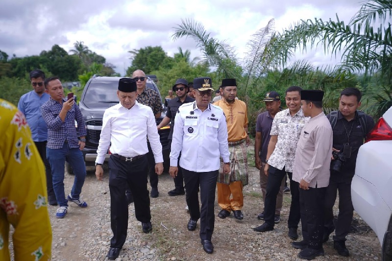 Pj Gubri Rahman Hadi meninjau infrastruktur jalan dan jembatan di Kampar, Jumat (4/10/2024).