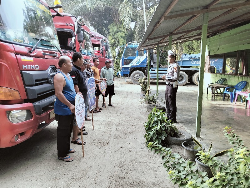 Personel Satlantas Polres Pelalawan saat memberikan imbauan kepada sopir truk untuk menjaga kondusivitas di jalan raya, Jumat (4/20/2024).