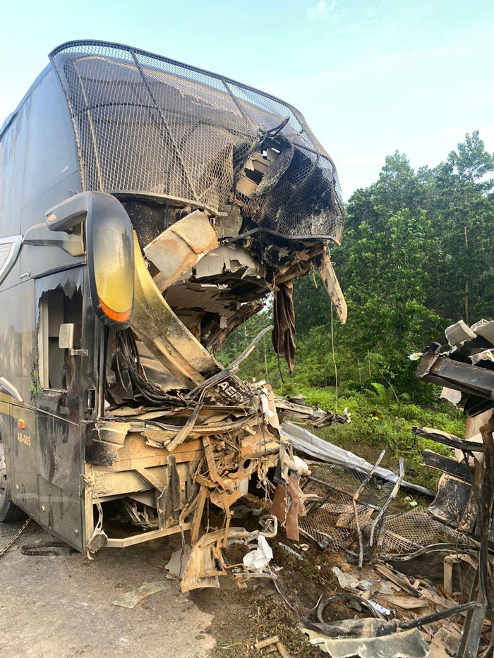 RINGSEK: Bus yang menabrak truk tronton di Km 20.700 Tol Permai wilayah Minas, Kabupaten Siak, mengalami ringsek di bagian depan, Foto diambil, Kamis (3/10/2024).