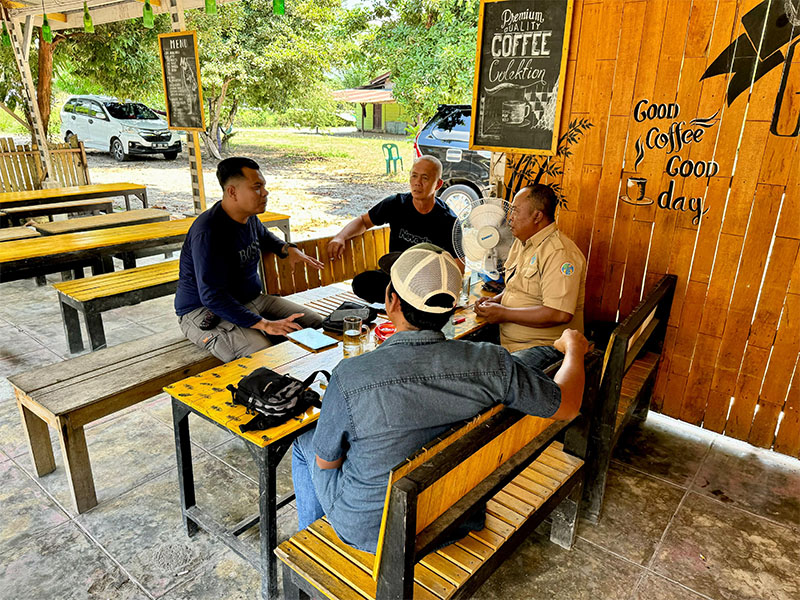 Subdit Kamsus Intelkam Polda Riau dipimpin AKP Hefra Hasbi, silaturahmi dengan Pengurus Forum Komunikasi Rakyat Indonesia Siak, di cafe Jalan Simpang Buatan, Kabupaten Siak, Riau, Sabtu (5/10/2024).