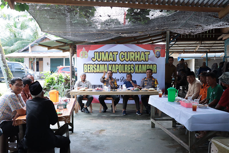 Kapolres Kampar AKBP Ronald Sumaja saat mendengarkan aduan masyarakat secara langsung dalam program Jumat Curhat di Desa Belimbing, Jumat (4/10/2024).