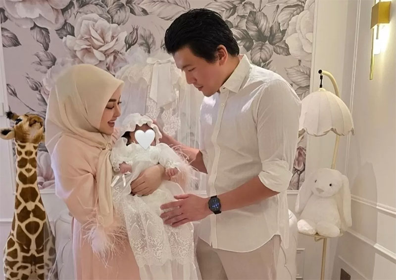 Momen kebersamaan Syahrini dan Reino Barack bersama si buah hati.