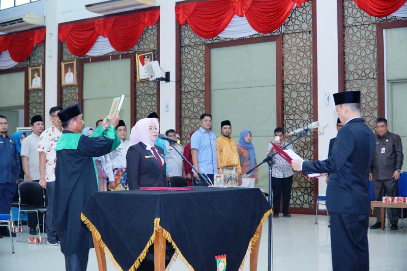Pj Bupati Kampar Hambali melantik dan mengambil sumpah jabatan Ramlah sebagai Pj Sekda Kampar di Bangkinang, Jumat (4/10/2024).